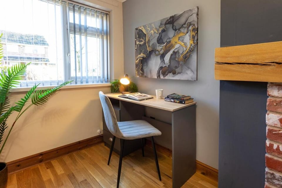 Luxury Nottingham Home - Near City Hospital with Free Parking - Sleeps 6 - Fast WiFi House in Nottingham