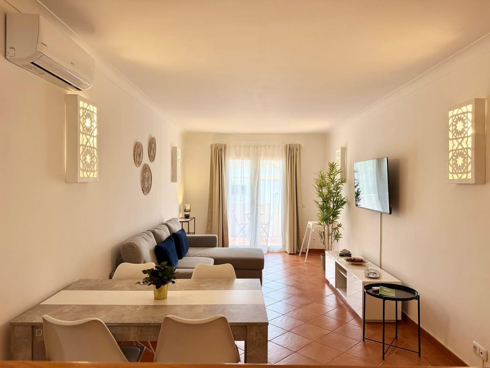 Communal lounge/ TV room, TV and multimedia, Living room, air conditioner
