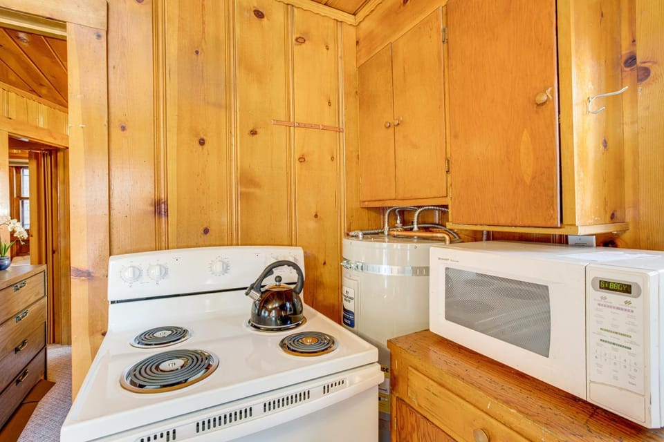 Close to Lake and Heavenly Mtn Resort! Quaint Cabin Cabin in South Lake Tahoe