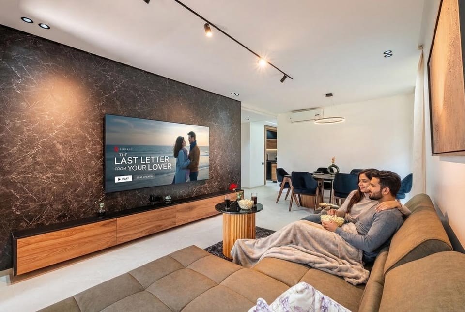 Communal lounge/ TV room, People, TV and multimedia, Living room, Seating area, Evening entertainment, Guests, group of guests