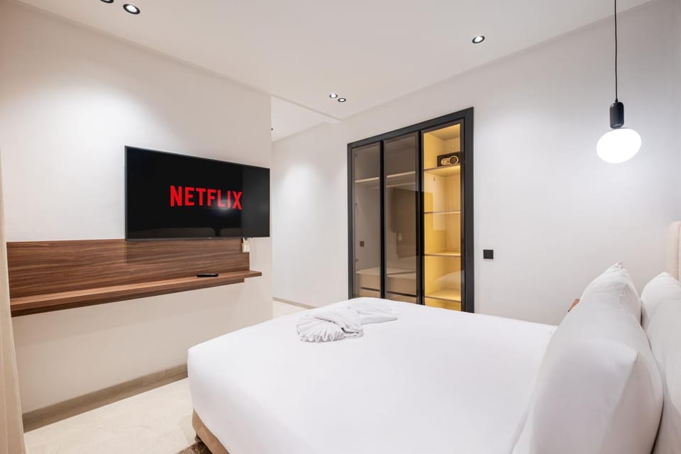 Bed, TV and multimedia, Photo of the whole room, Bedroom, towels