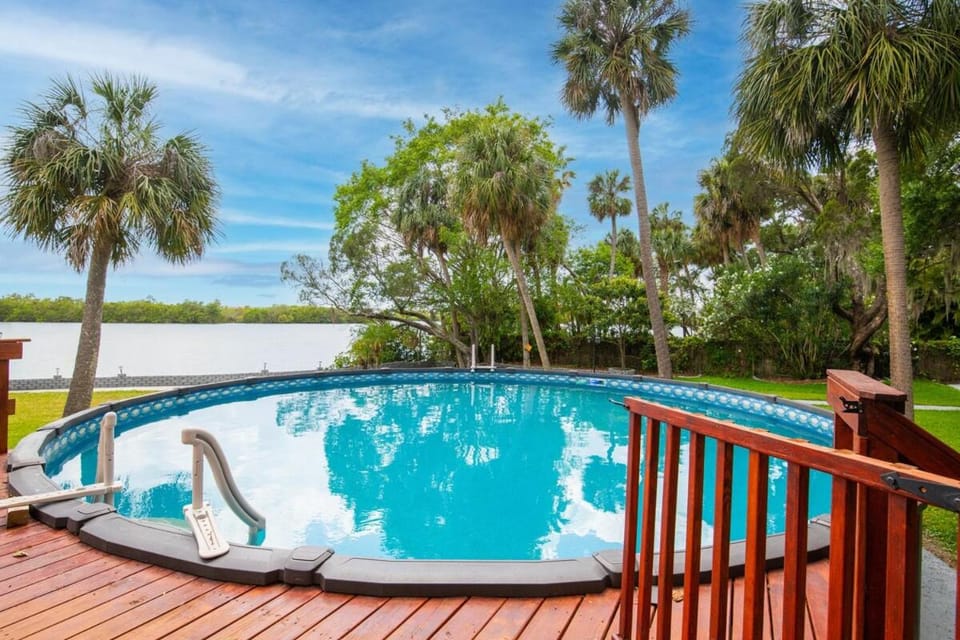 Waterfront 6BR Oasis, Pool, Gym, Huge Dock Villa in Tampa