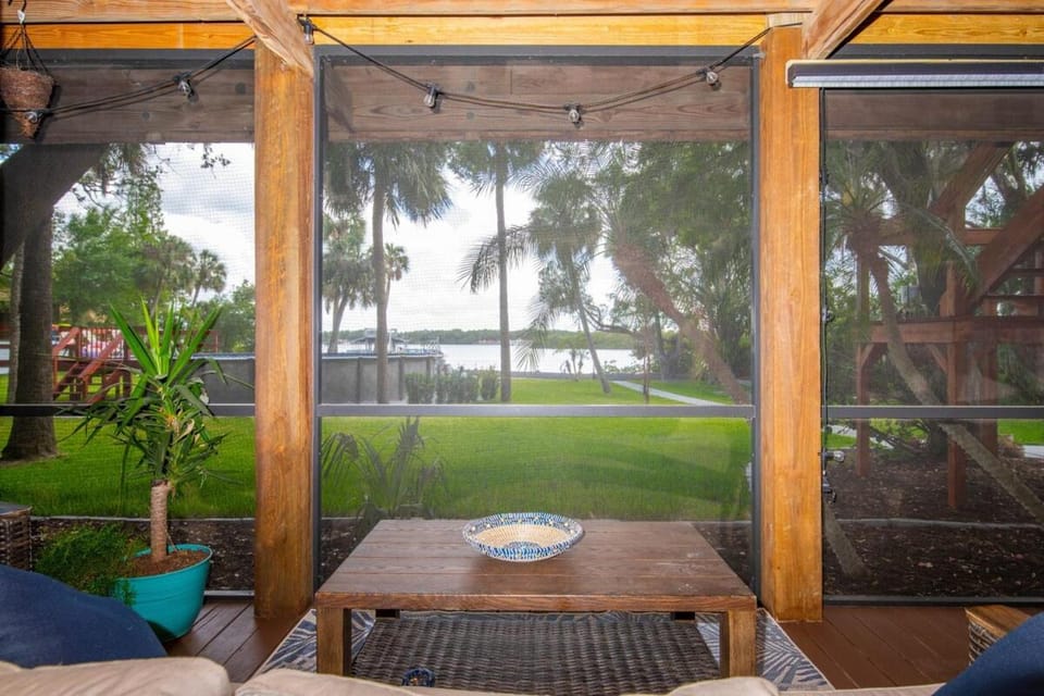 Waterfront 6BR Oasis, Pool, Gym, Huge Dock Villa in Tampa