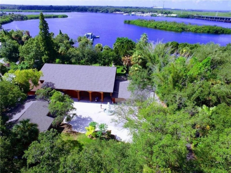 Waterfront 6BR Oasis, Pool, Gym, Huge Dock Villa in Tampa