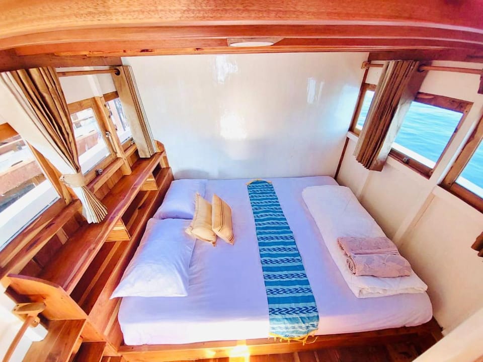 Boat Open Trip Komodo Docked boat in Sukawati