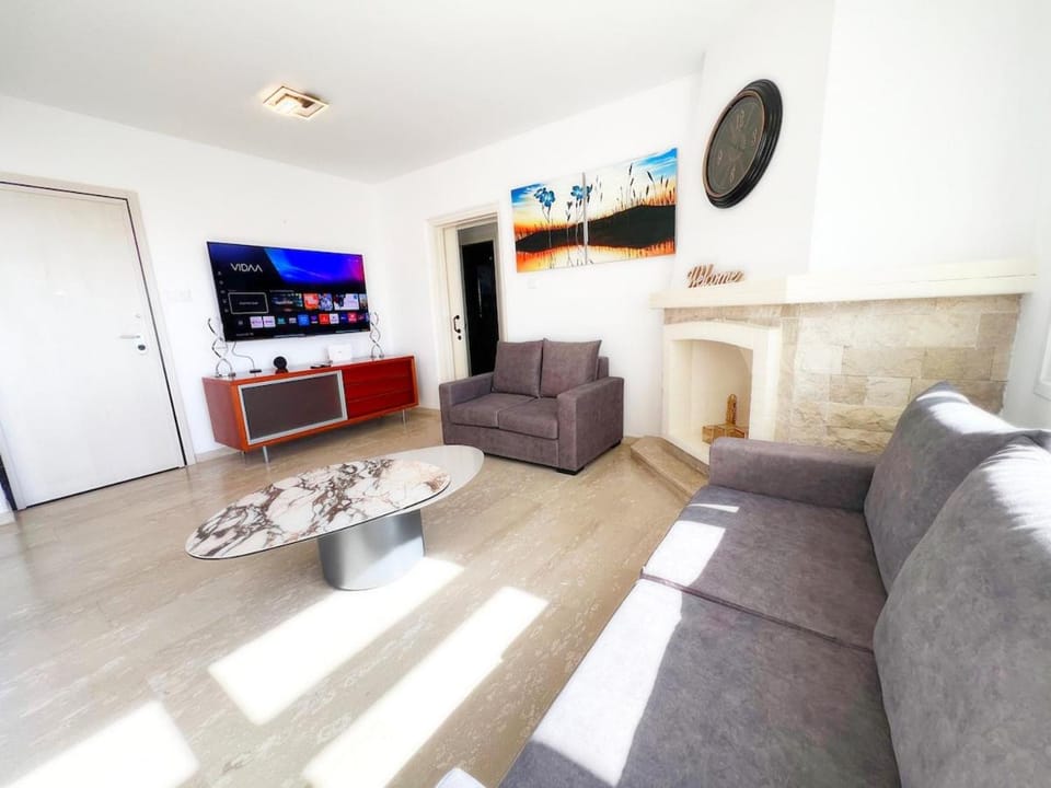 TV and multimedia, Living room, Seating area, Evening entertainment