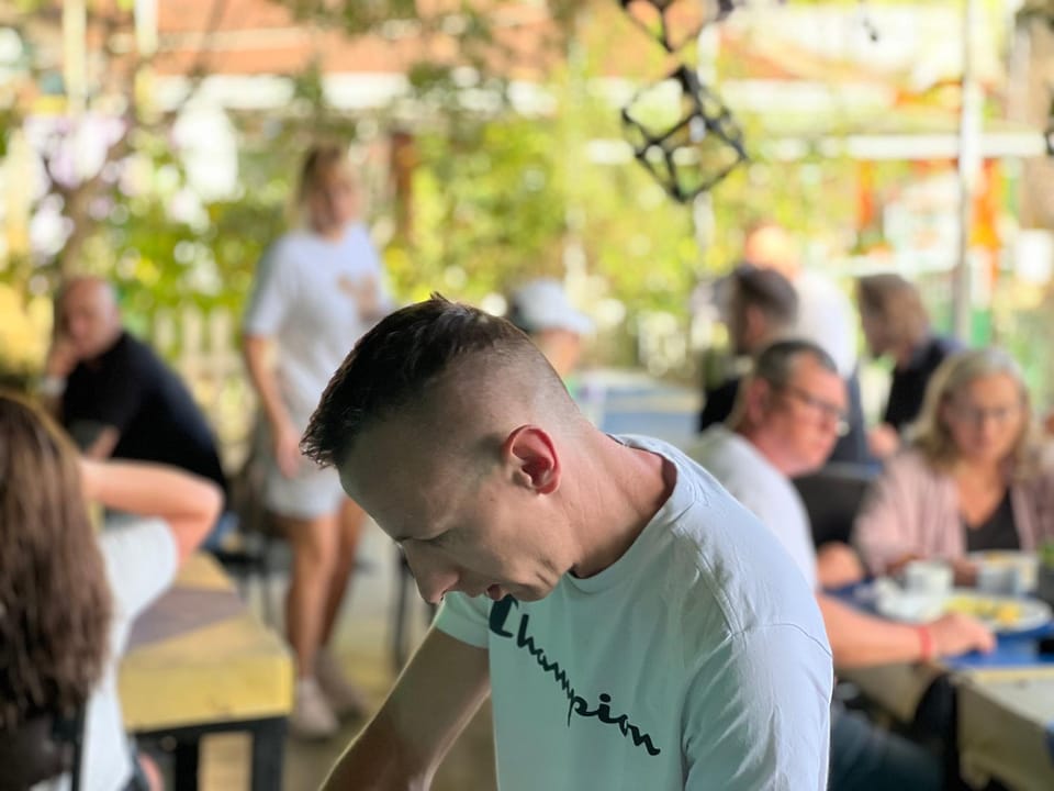Restaurant/places to eat, Day, Food and drinks, Guests, group of guests