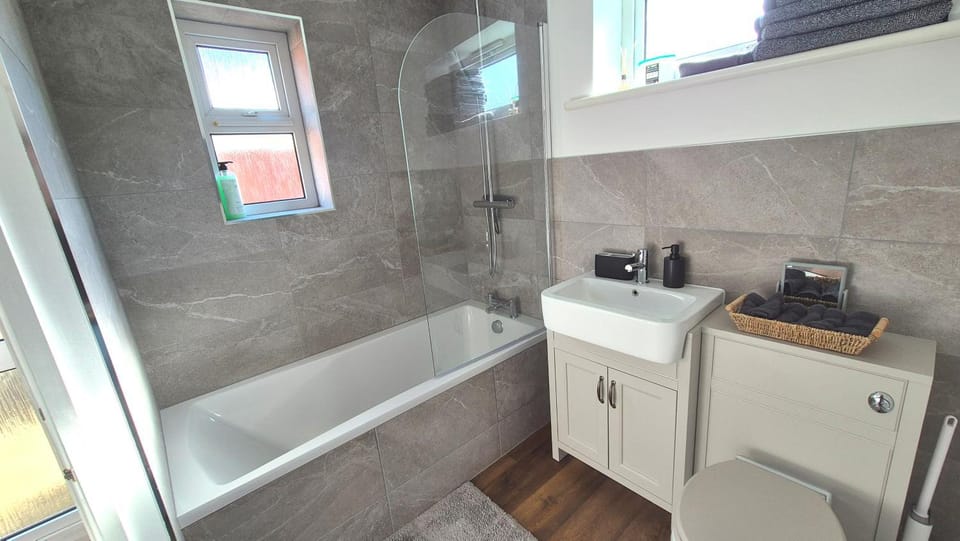 Shower, Toilet, Bathroom, Bath