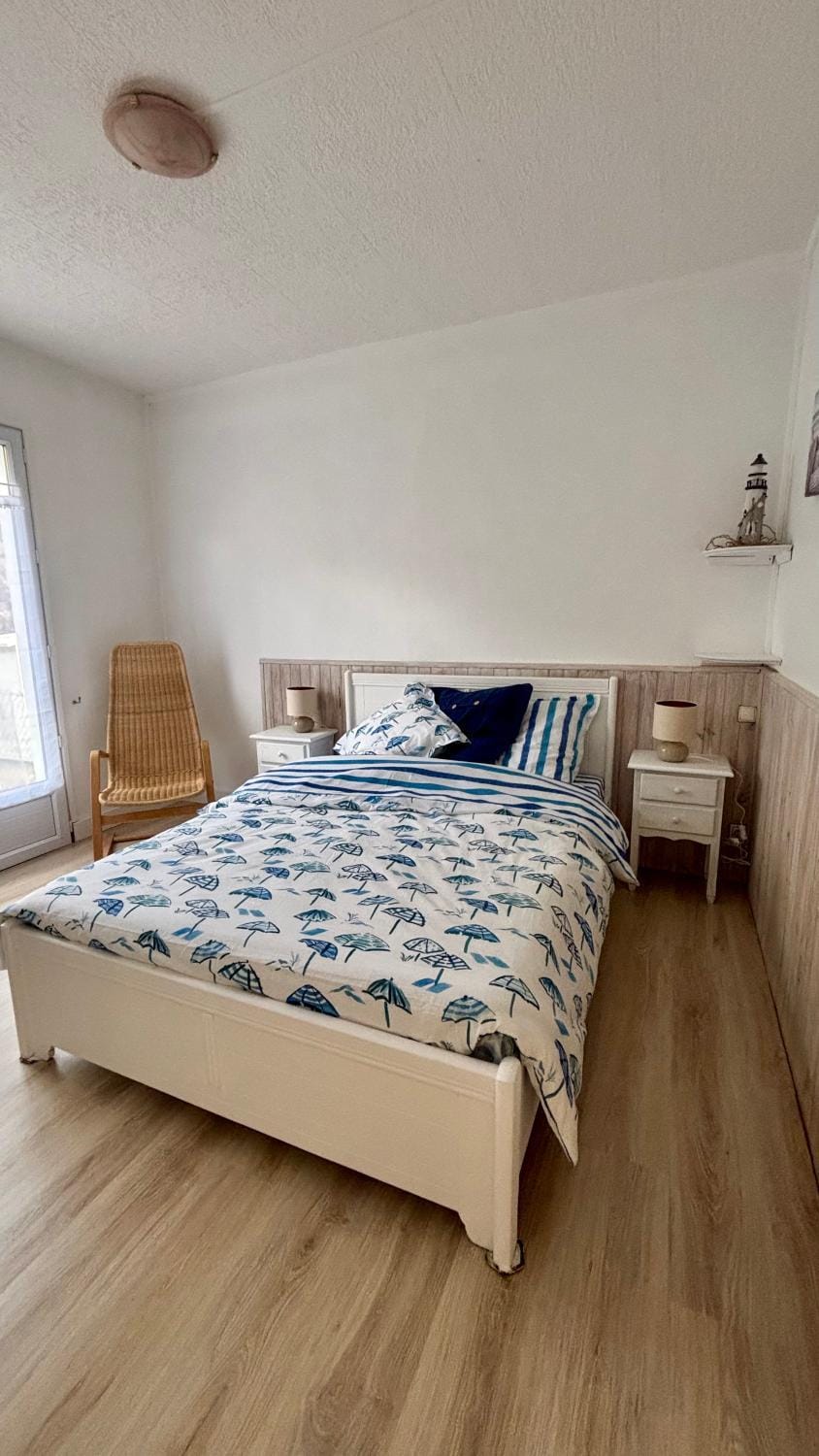 Photo of the whole room, Bedroom