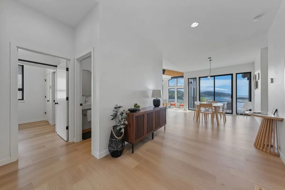 Nestucca Bay - Waterfront, Mountain & Lake Views House in Pacific City