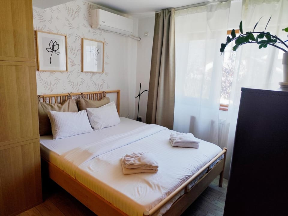 Bed, towels, air conditioner