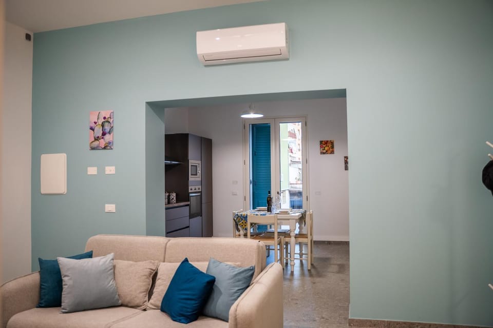 TV and multimedia, Living room, Seating area, Dining area, air conditioner
