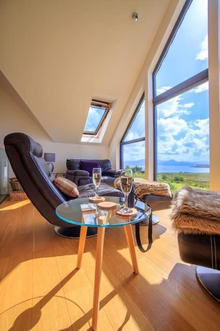 Day, Natural landscape, Living room, Seating area, Sea view