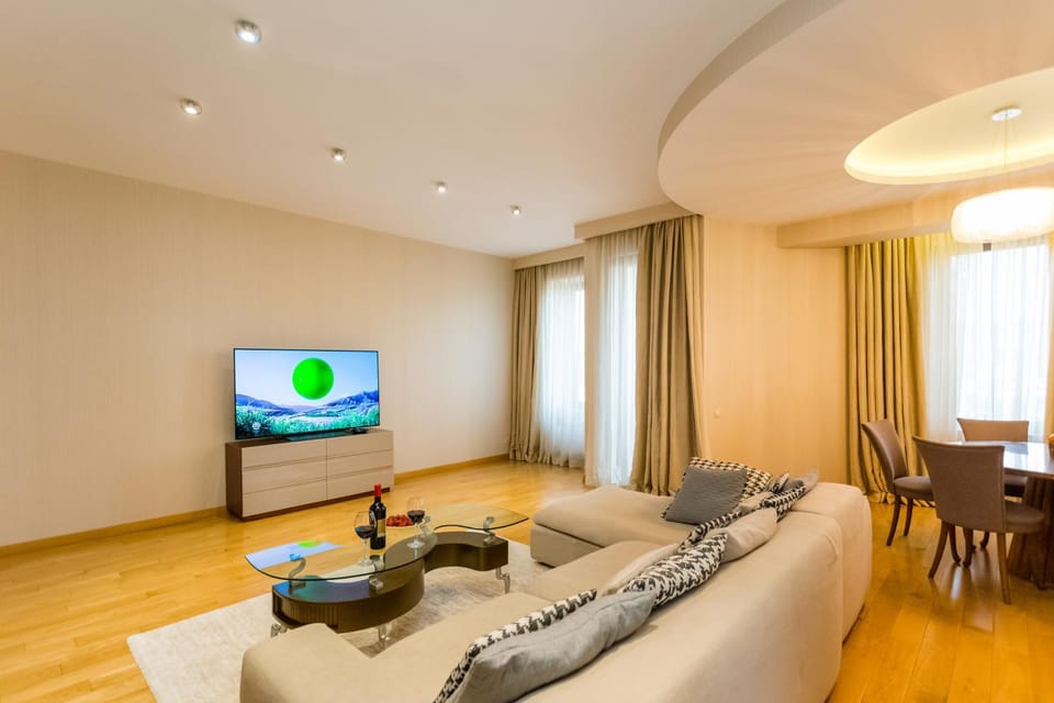 Communal lounge/ TV room, TV and multimedia, Living room, Seating area, Evening entertainment