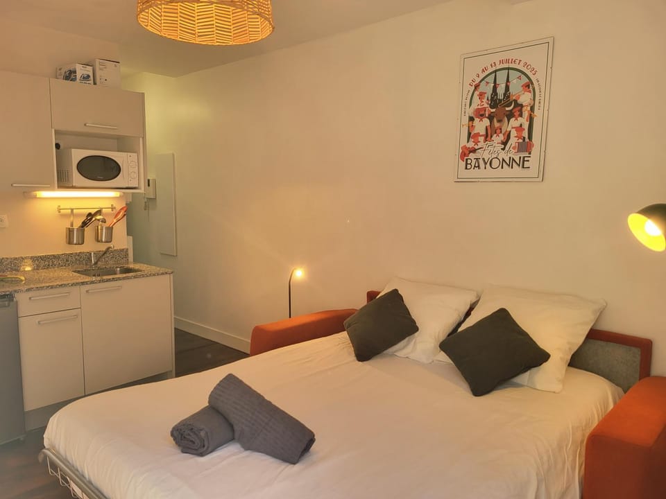 Bed, Kitchen or kitchenette, towels