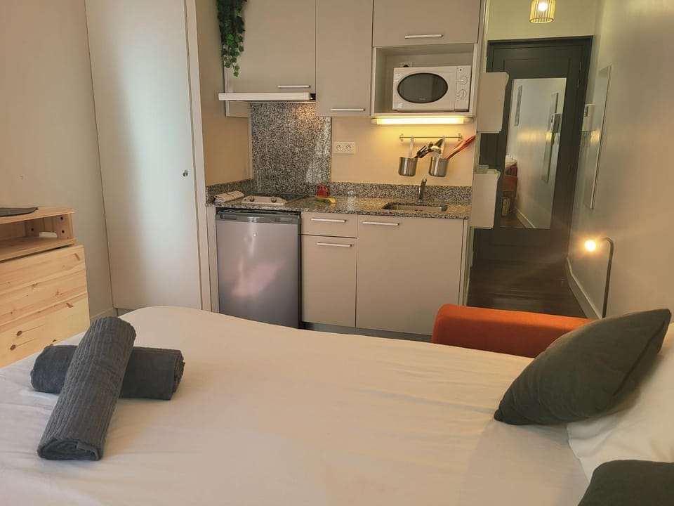 Bed, Kitchen or kitchenette
