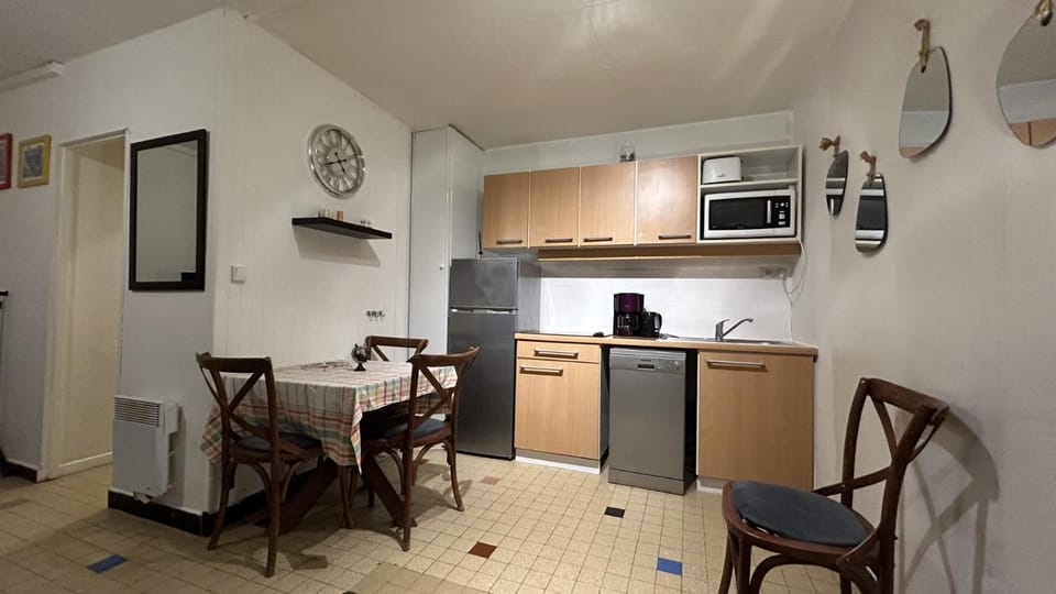 Kitchen or kitchenette, stove, kitchen, kitchen