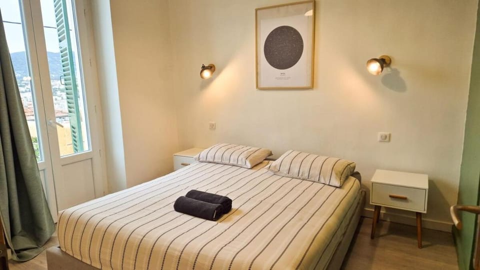 Photo of the whole room, Bedroom