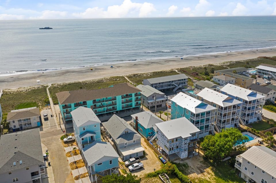 Property building, Day, Neighbourhood, Natural landscape, Bird's eye view, Beach, Sea view, Parking