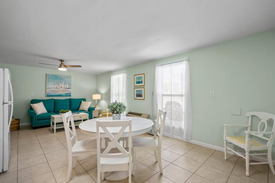 Day, Living room, Seating area, Dining area, furniture