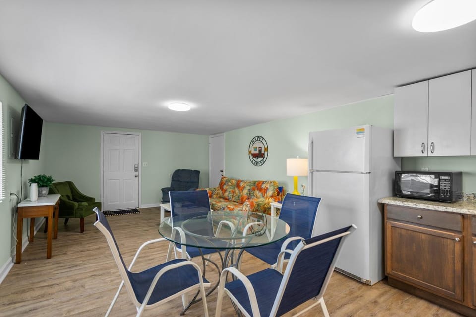 TV and multimedia, Kitchen or kitchenette, Living room, Seating area, Dining area, furniture, microwave