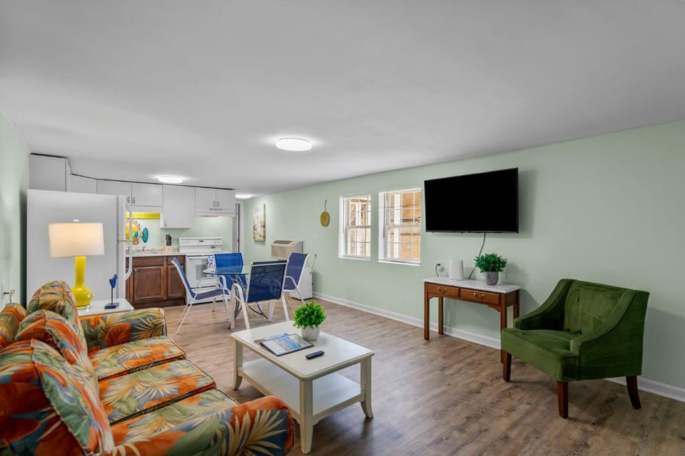 Day, TV and multimedia, Kitchen or kitchenette, Living room, Seating area, Dining area, furniture
