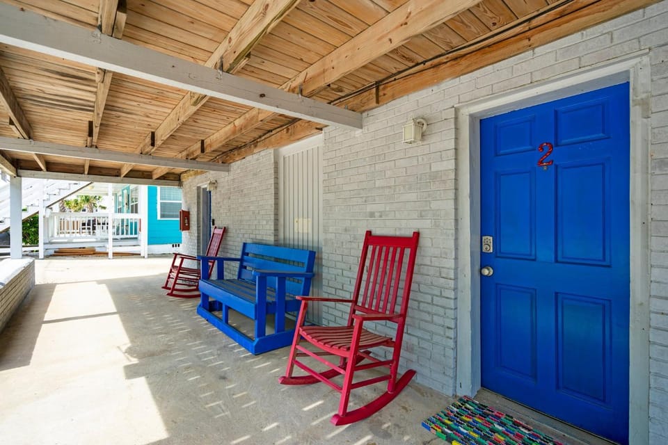 Patio, Facade/entrance, Day, Seating area