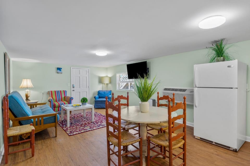 TV and multimedia, Living room, Dining area, furniture, microwave, air conditioner