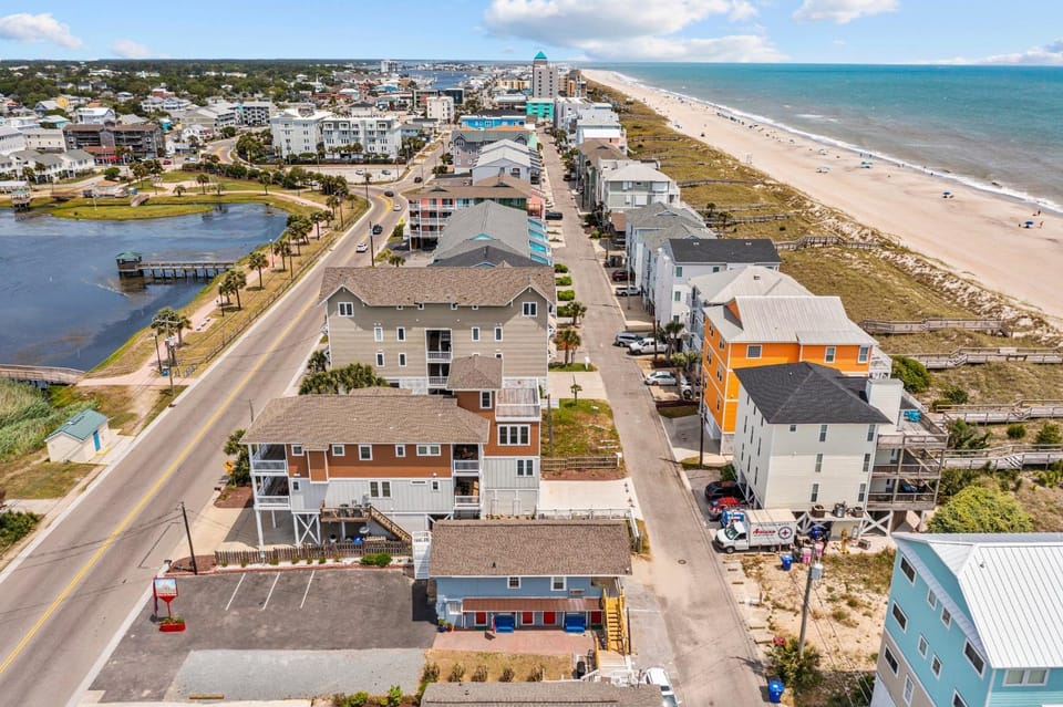 Property building, Facade/entrance, Day, Neighbourhood, Natural landscape, Bird's eye view, Beach, Sea view, Parking