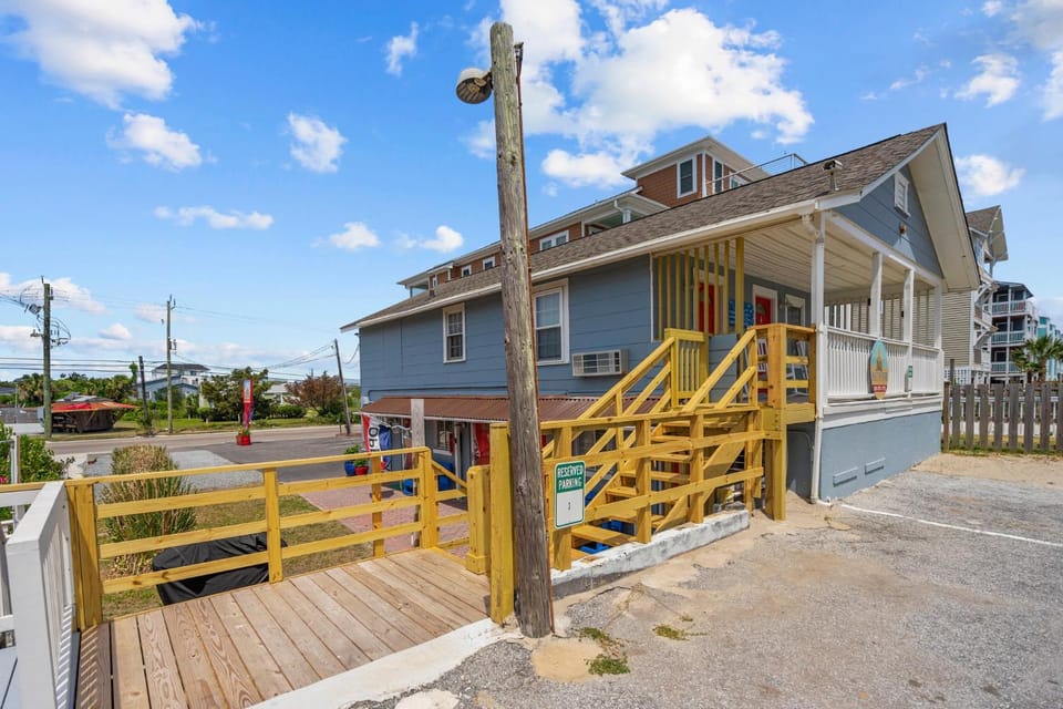 Property building, Facade/entrance, Day, Neighbourhood, Parking