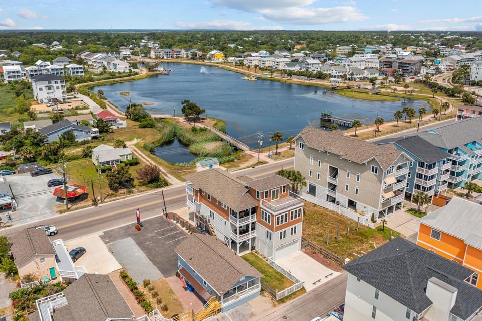 Day, Neighbourhood, Natural landscape, Bird's eye view, Lake view