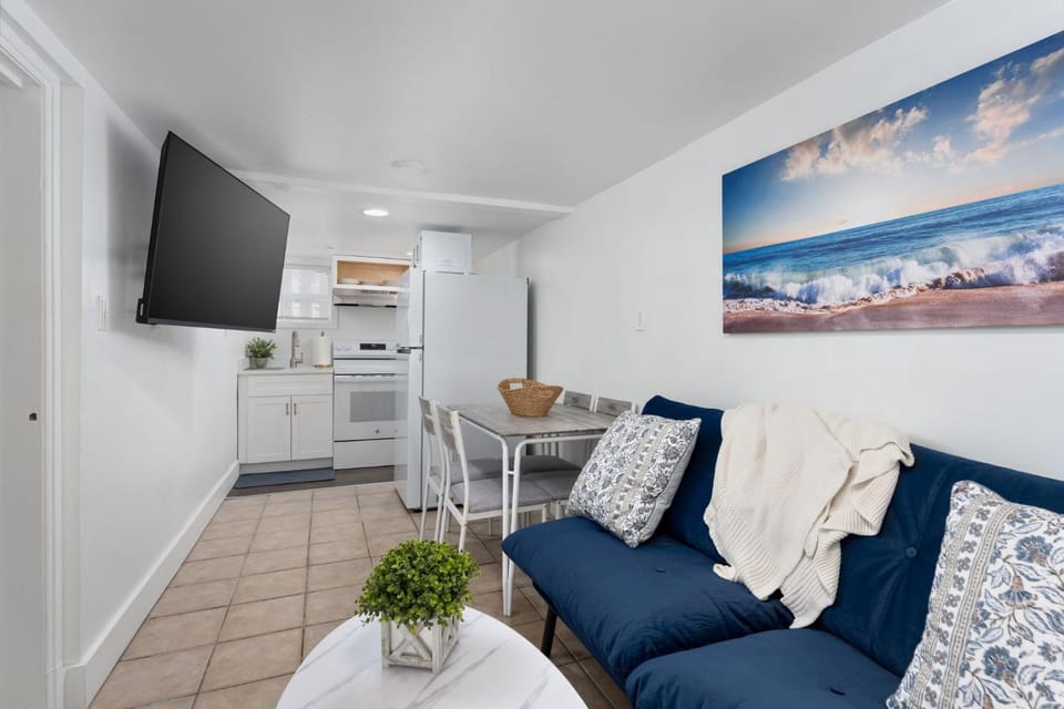 TV and multimedia, Kitchen or kitchenette, Living room, Seating area, Dining area, furniture, oven, stove