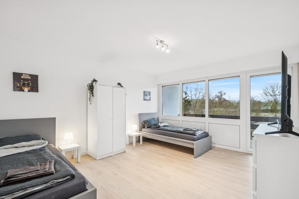 Bed, TV and multimedia, Balcony/Terrace, Photo of the whole room, Bedroom, towels, wardrobe