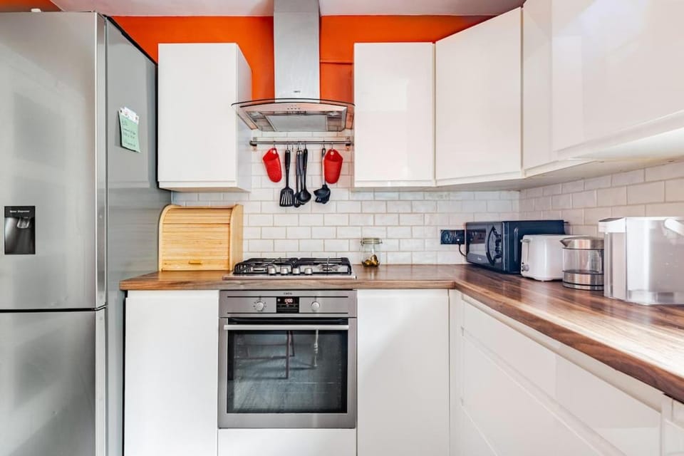Boutique & Spacious 2BR, Zone 1, Opposite Tube Apartment in London