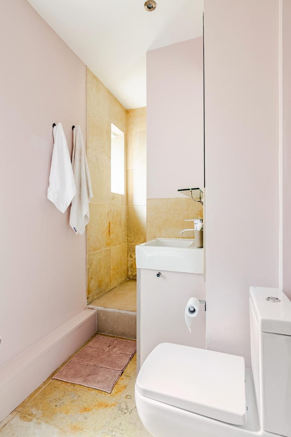Boutique & Spacious 2BR, Zone 1, Opposite Tube Apartment in London