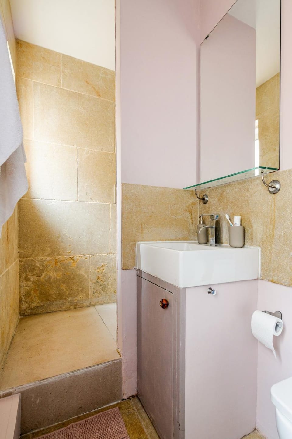 Boutique & Spacious 2BR, Zone 1, Opposite Tube Apartment in London