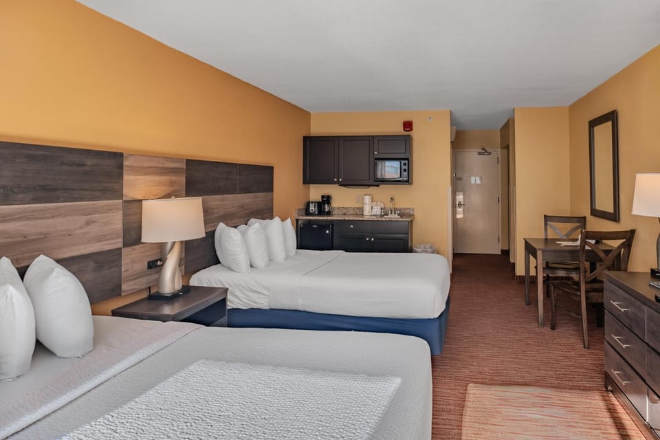 Roomy Double Queen Suite! Steps from the Beach-Landmark 1006 House in Myrtle Beach
