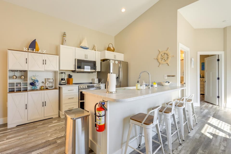 Deck & Steinhatchee River Views: Family Getaway House in Steinhatchee