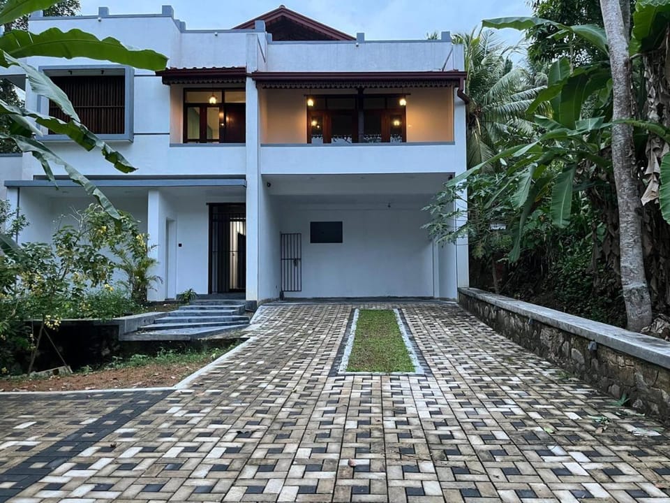 Property building, Garden, Parking