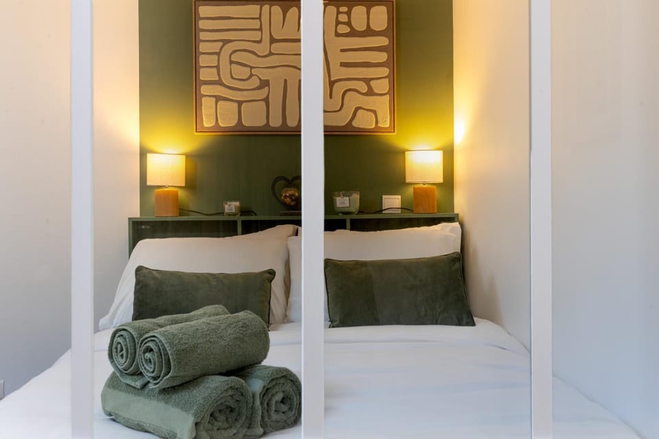 Bed, Bedroom, towels