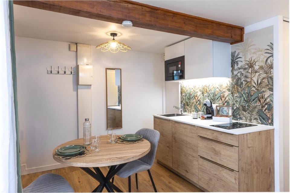 Kitchen or kitchenette, Dining area