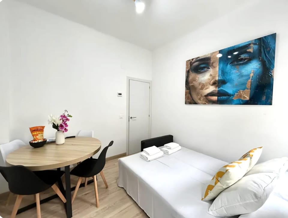 Bed, Living room, Photo of the whole room, Decorative detail, Seating area, Dining area