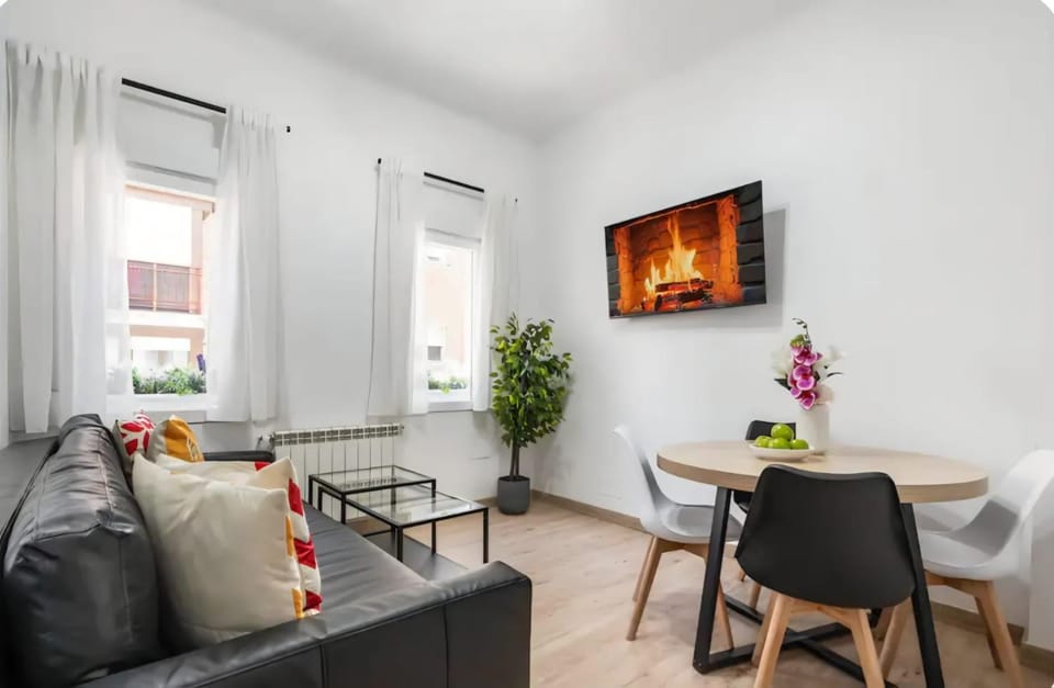 TV and multimedia, Living room, Seating area, Dining area, Evening entertainment