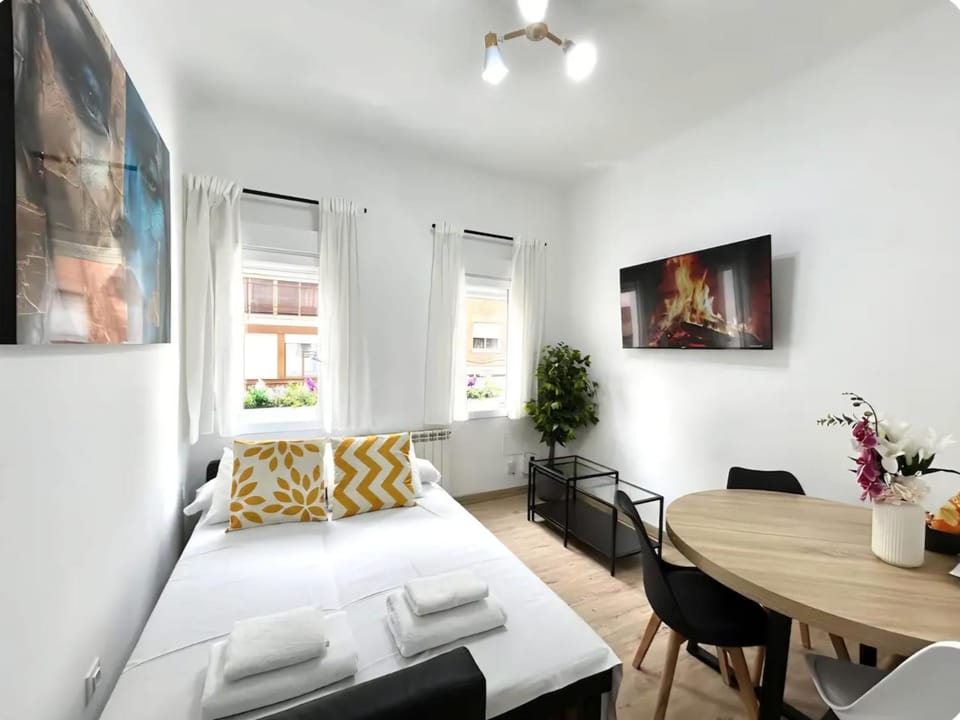 TV and multimedia, Living room, Photo of the whole room, Seating area, Dining area, Evening entertainment, Bedroom