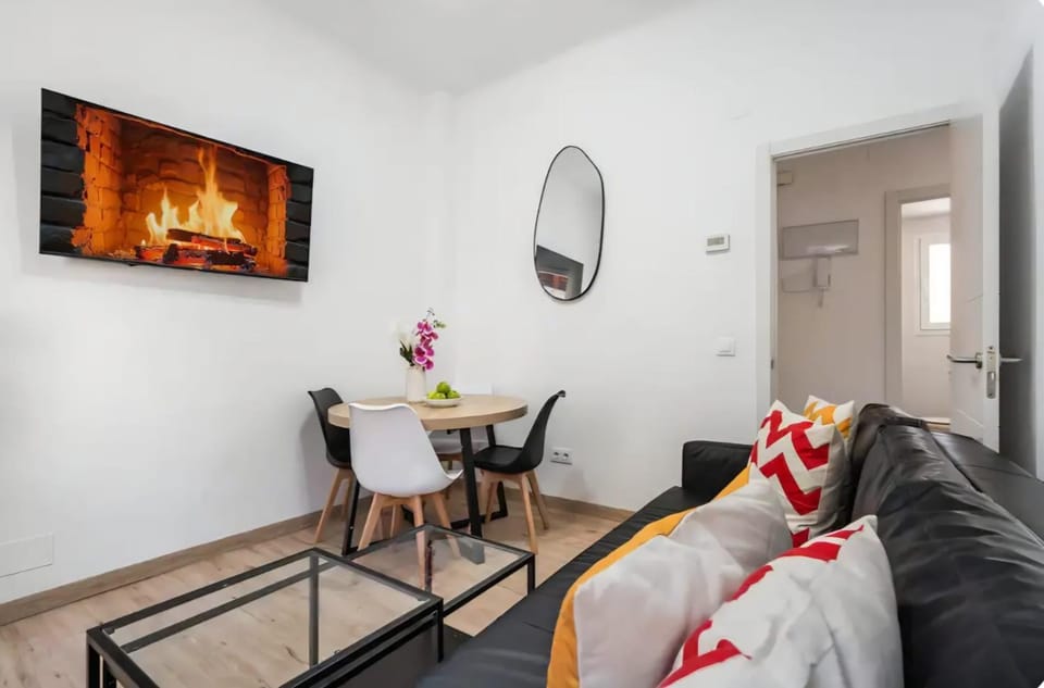 Bed, TV and multimedia, Living room, Photo of the whole room, Seating area, Dining area, Bedroom, flat iron