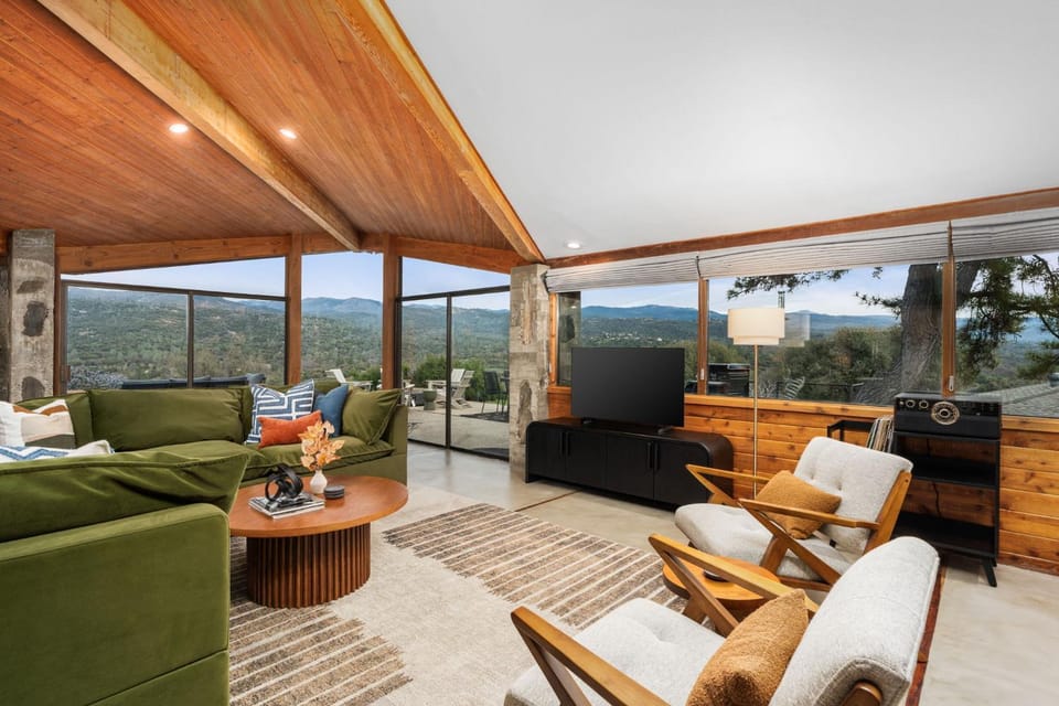 Stunning views Hot tub Games 5BR Sleeps 14 House in Ahwahnee