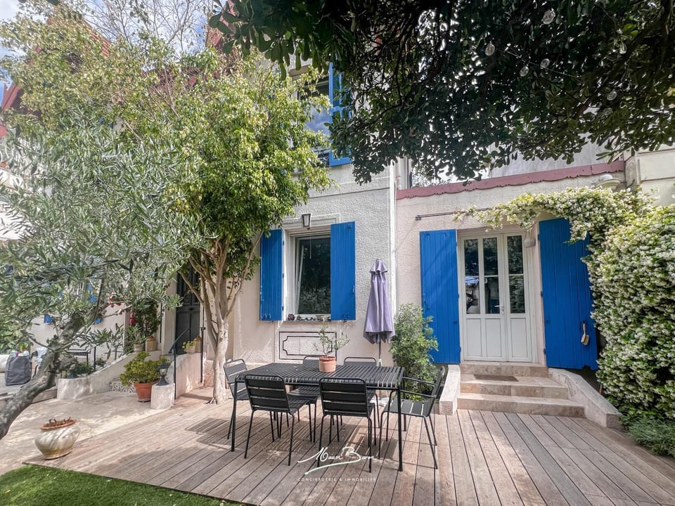 Patio, Spring, Day, Neighbourhood, Garden, Dining area, Garden view, Street view, Parking