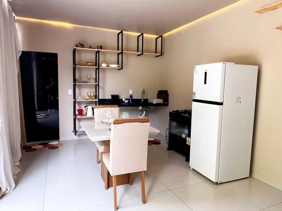 Kitchen or kitchenette, Dining area, minibar, oven