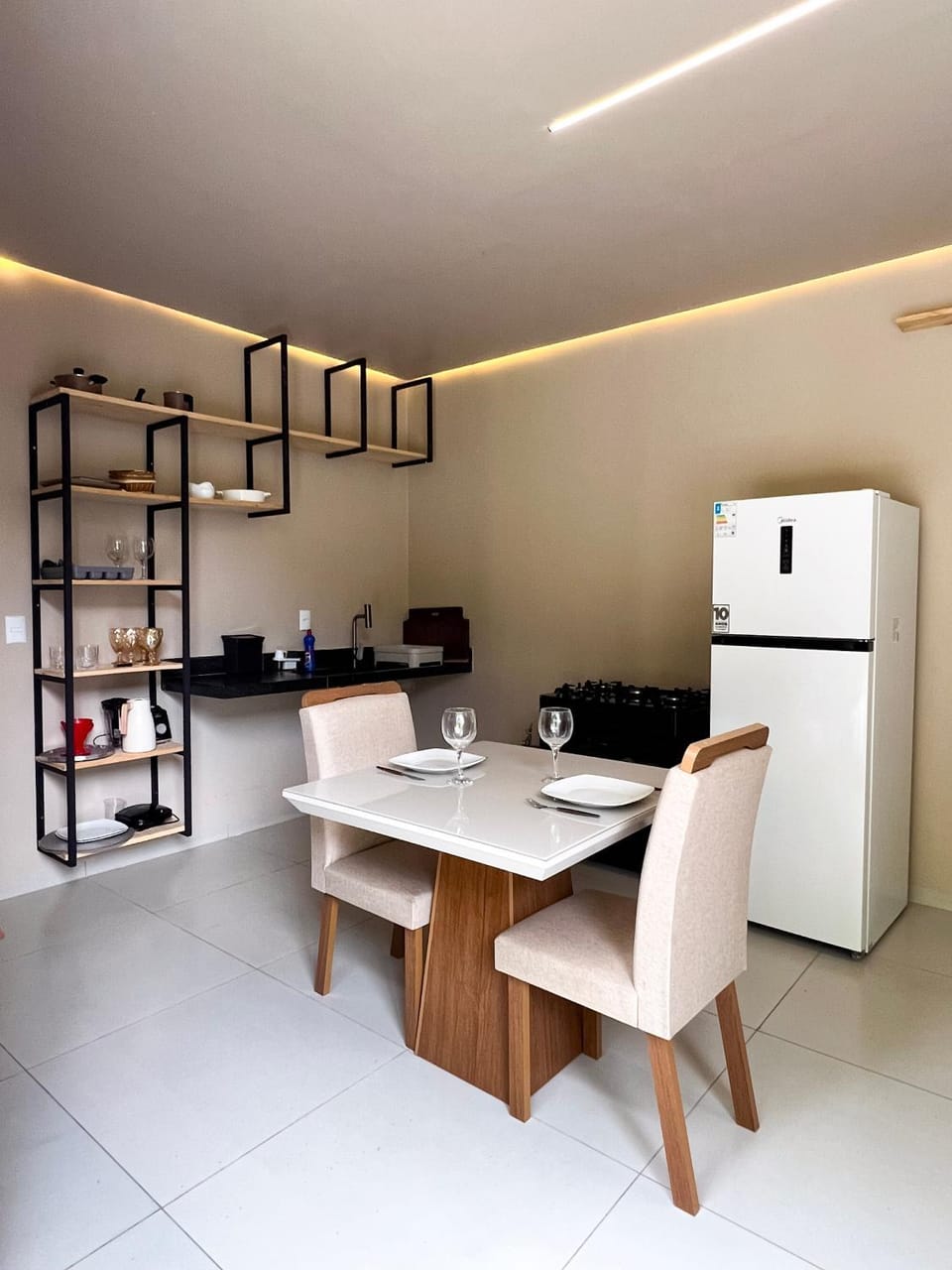 Kitchen or kitchenette, Dining area, minibar, oven