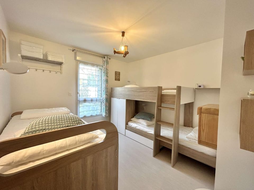 Bedroom, bunk bed